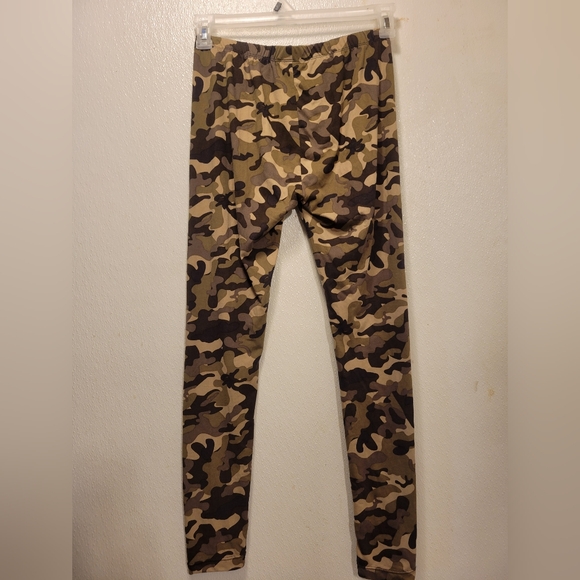2 Pairs Of Leggings Camo And Black - Picture 2 of 6
